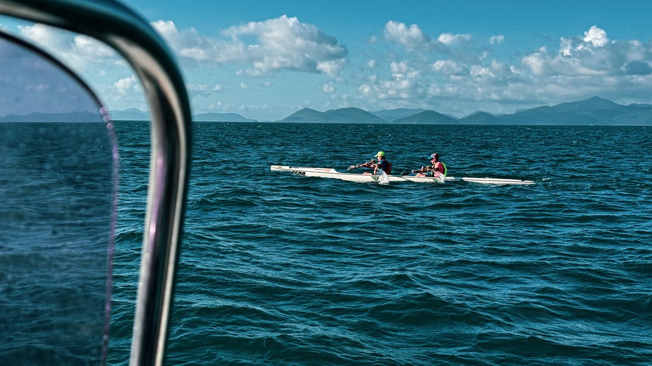 The double ski through the tender windscreen